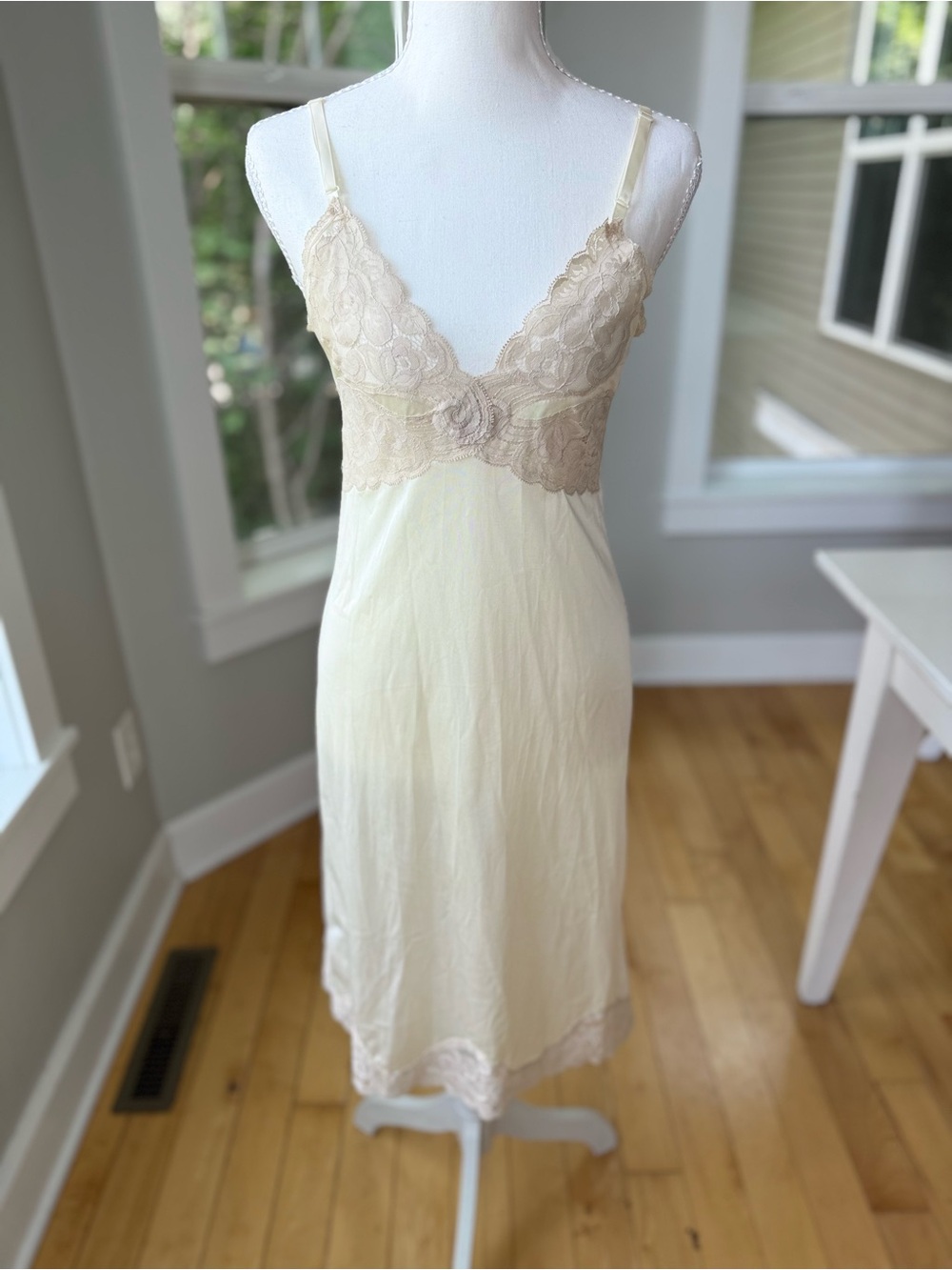 Vintage Vanity Fair Ivory Champagne Lace Trim Chemise Slip Dress Size 32 Small